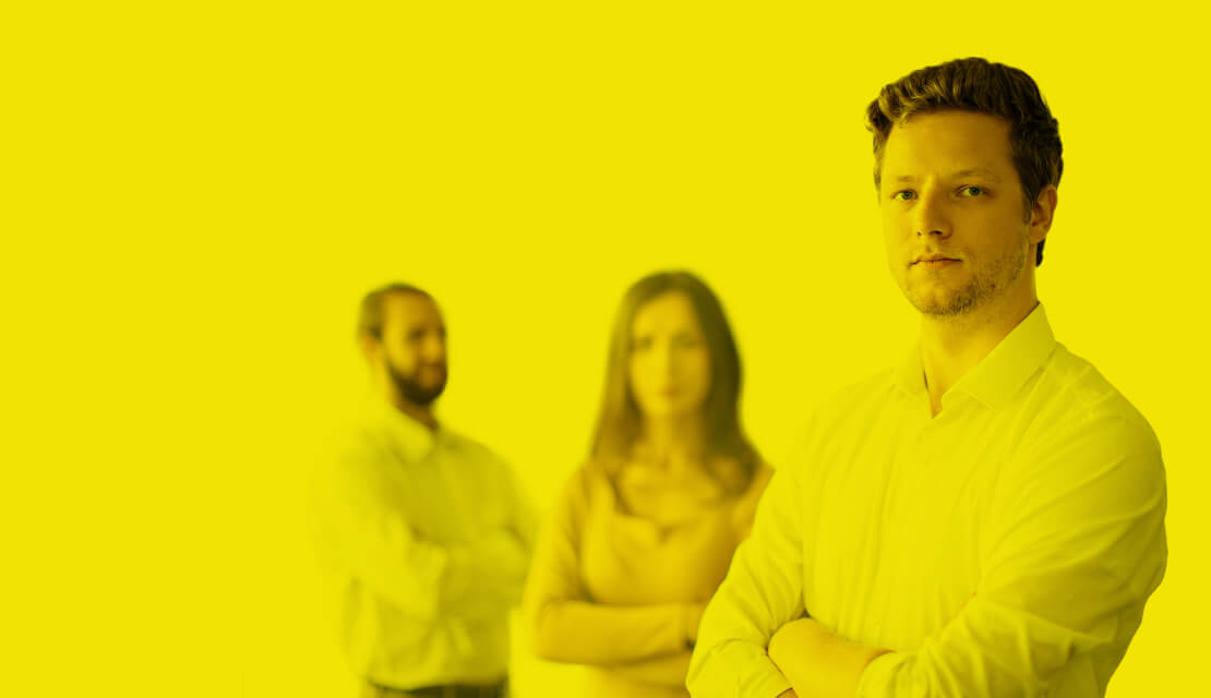 Bild eines Teams, junger Mann im Vordergrund.